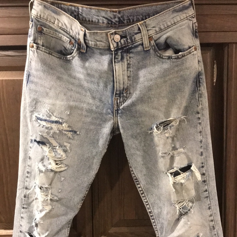 Distressed light wash Levi’s 511 size 32/32